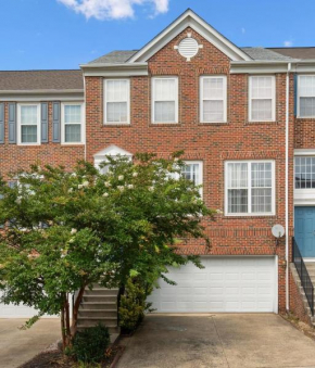 Spacious Townhouse near DC Airport Work Friendly